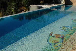 Schwimmbad mit Mosaik